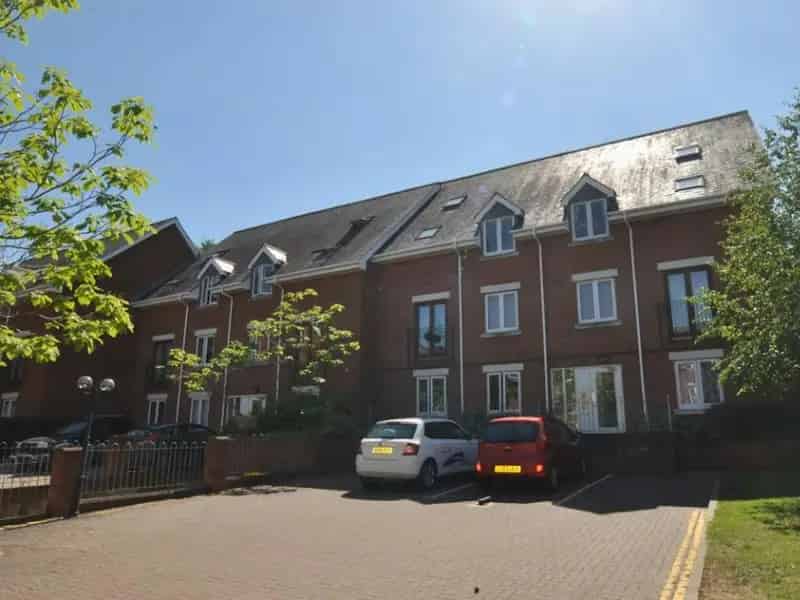 Two Bedroom Flat Near Hitchin Station - Gated Development