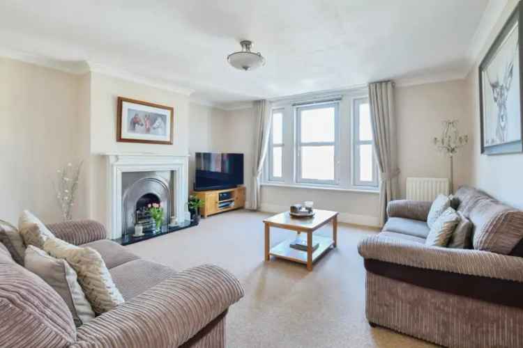 Spacious 2-Bed Apartment with Garage and Parking