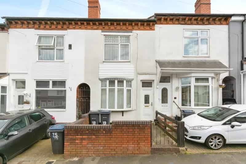 Spacious 3-Bedroom House For Sale No Chain Modern Auction