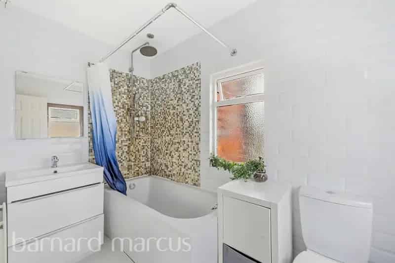 3-Bedroom House in Dorking Surrey Hills Family Home Near London