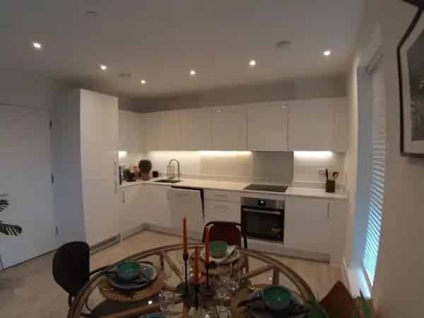 2 Double Bedroom Flat Near Station and Shops