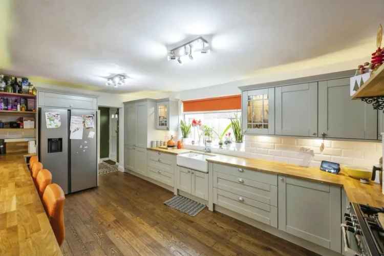 6 Bedroom Family Home with Double Garage and Gardens