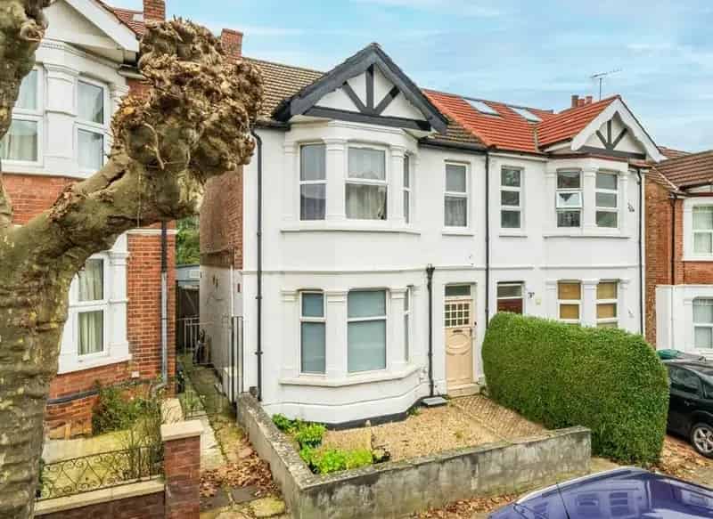 Two Double Bedroom Ground Floor Flat Near Hendon Stations