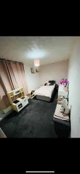 Large 2-Bedroom Accessible Flat with Communal Garden and Lift