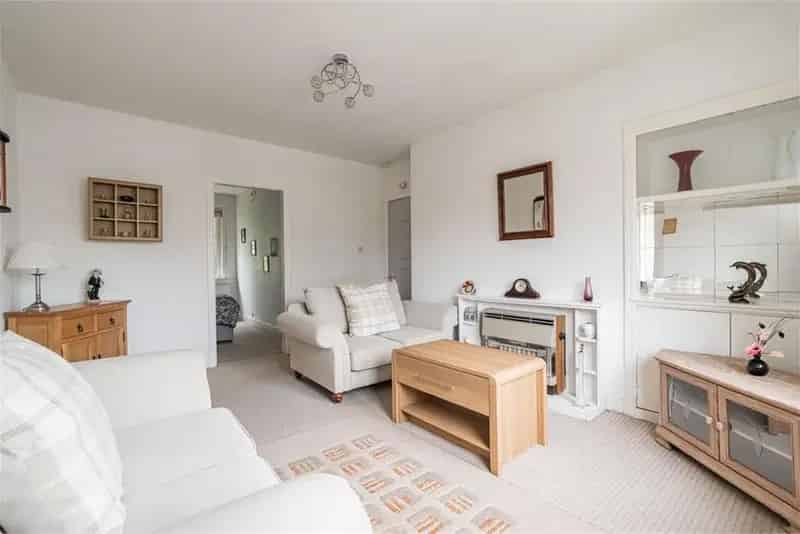 2 Bed Flat Kirkliston Main Door Upper Villa Private Garden