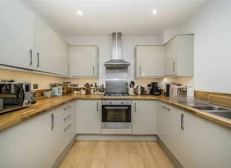 Two Double Bedroom Flat with Private Balcony and Communal Garden