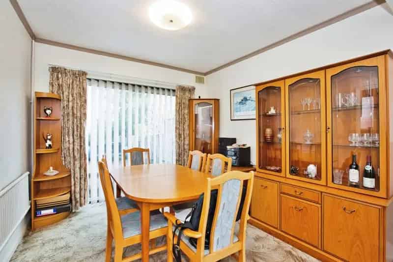 3 Bed Semi Detached House with Garage and Gardens