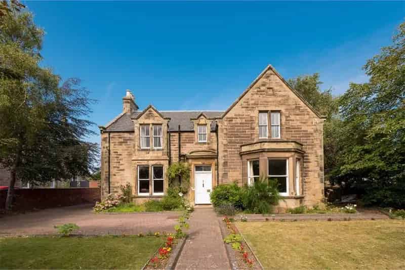 5 Bed House - Detached with 5 Reception Rooms