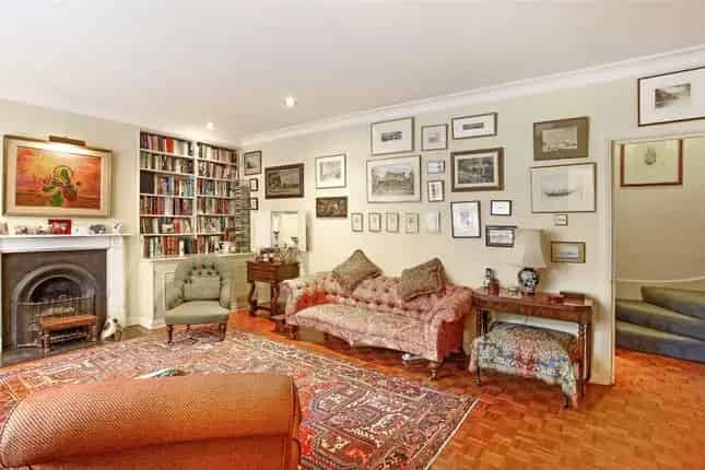 Detached House for Sale in Earls Court, London