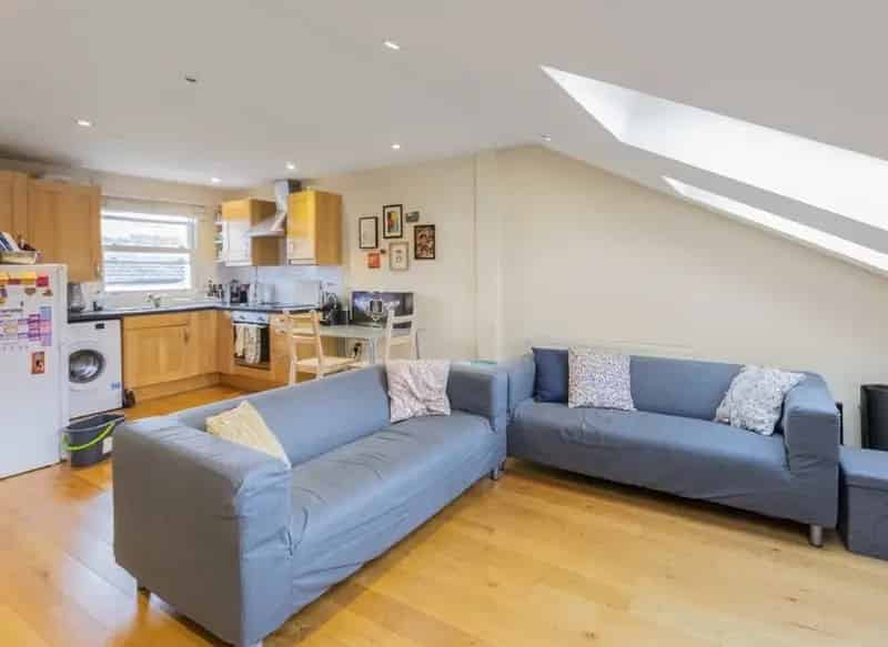 One Bedroom Flat for Professional Couple Top Floor Abundant Light