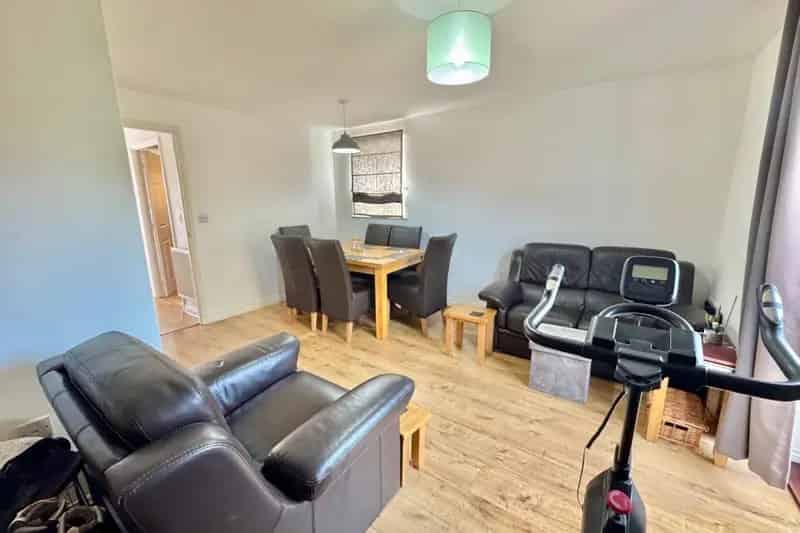 3 Bed House with Garden and Parking