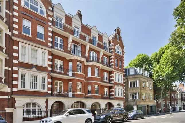 Chelsea Garden Flat for Sale - 3 Beds, 2 Baths, Private Patio