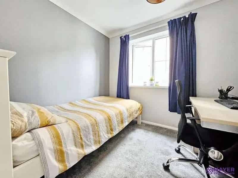 2 Bed Flat for Sale Ground Floor Apartment with Parking