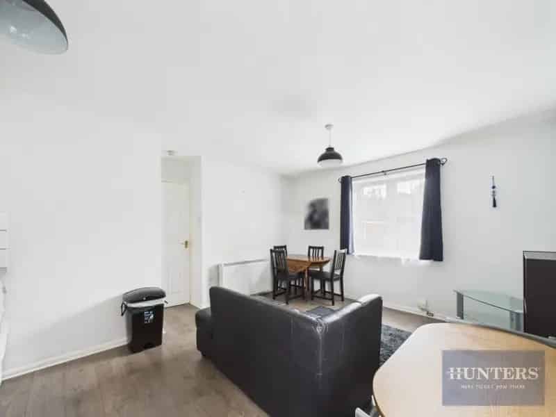 1 Bedroom Flat for Sale - Ground Floor Apartment with Parking
