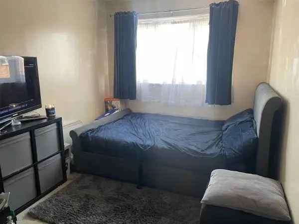 Flat For Rent in Ashford, England