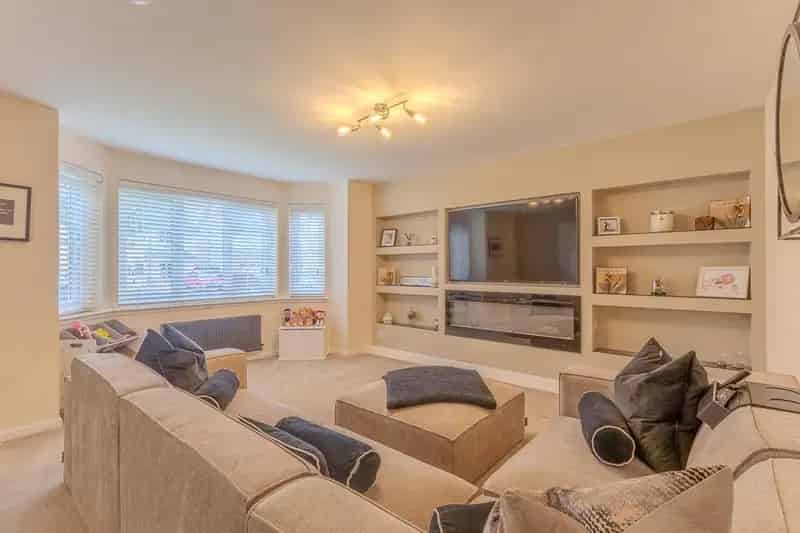 5 Bedroom Detached Villa for Sale in Stepps