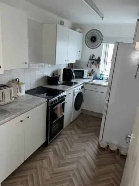 1 Bed Flat Laindon Basildon - Top Floor, Large Living Space, Parking