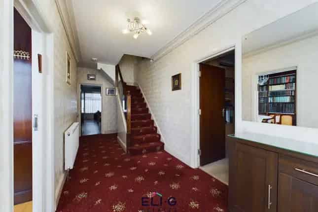Semi-detached House for Sale Princes Park Avenue NW11