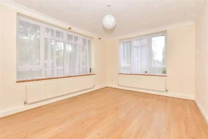 2 Bed Flat for Sale Near Train Station