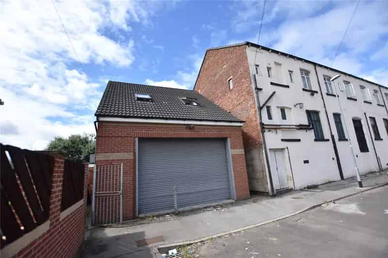 One Bedroom Apartment with Garage - Leeds Investment Opportunity