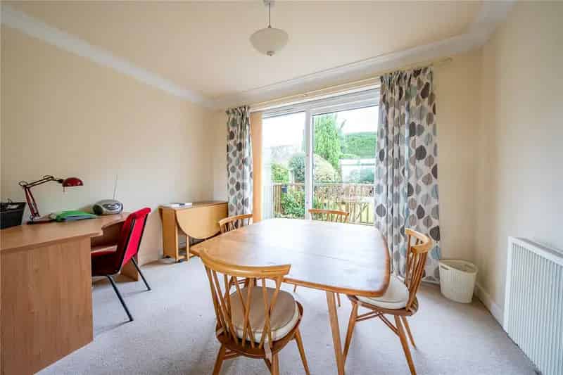 Spacious Ground Floor Apartment  Elmete Court Two Double Bedrooms Garden Garage