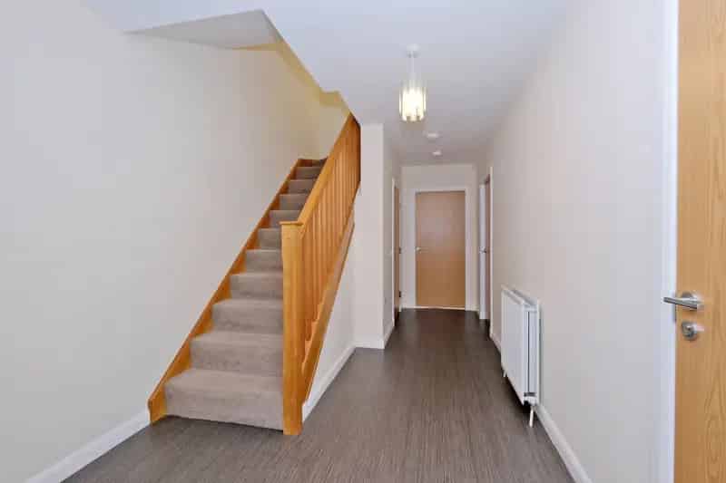 3 Storey Townhouse with Fitted Kitchen and En-Suite
