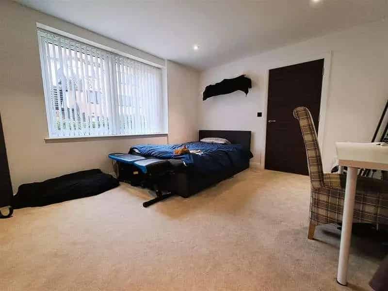 2 bed flat for sale