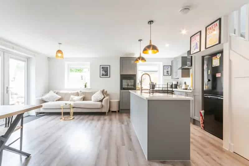 2 Bed House with Modern Kitchen and Courtyard Garden