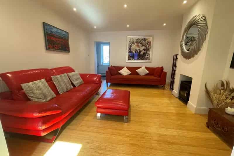 3-Bed Semi-Detached Home with Modern Kitchen and Landscaped Garden