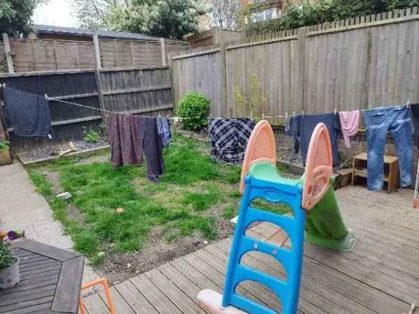 2 Bed House Near Shops Schools Train Station Pets Allowed