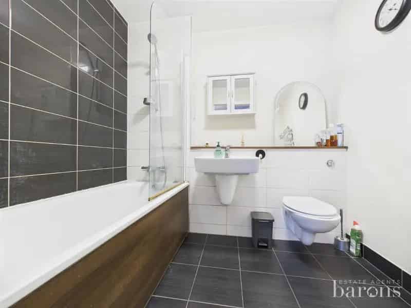 1 Bed Flat for Sale in Skyline Plaza Basingstoke