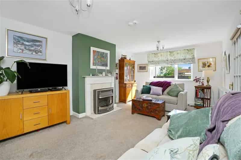 3 Bed Semi-Detached House with 3 Reception Rooms and Garage