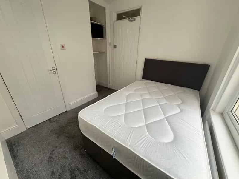 6 Bedroom Student House Boscombe Near Amenities