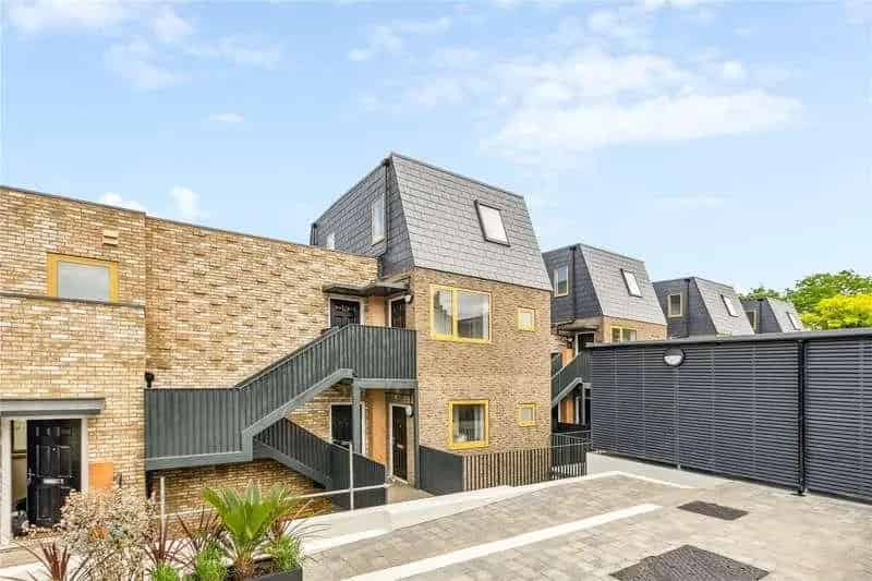 3 Bed Flat for Sale in Tooting - Contemporary Design, Private Terrace & Gardens