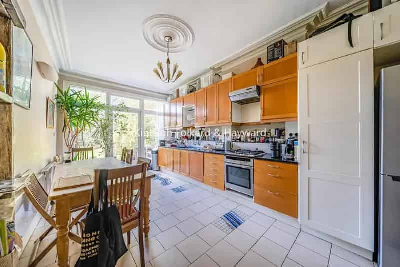 7 Bedroom Semi-Detached House 3400 sq ft Family Home