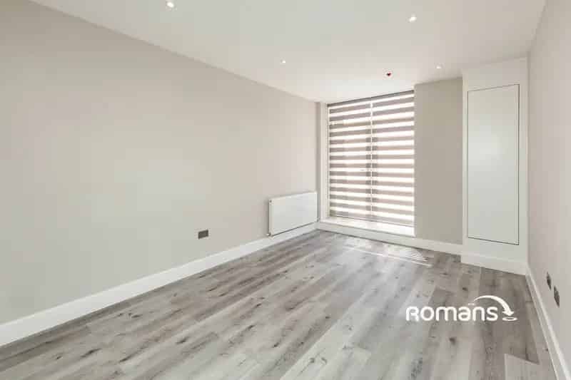 1 Bedroom Flat Modern Open-Plan Apartment Near Amenities
