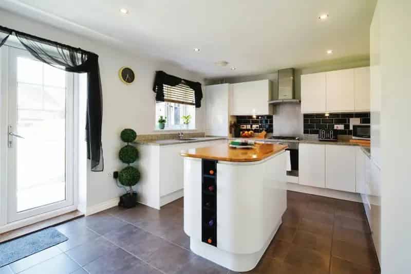 6 Bedroom Detached House with Double Garage and Splash Pool