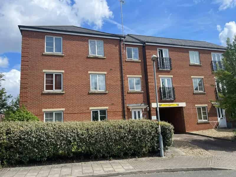 2 Bed Apartment Requiring Refurbishment High Rental Yield Potential