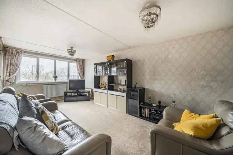 Spacious 3-Bedroom Triplex Apartment with Private Balcony