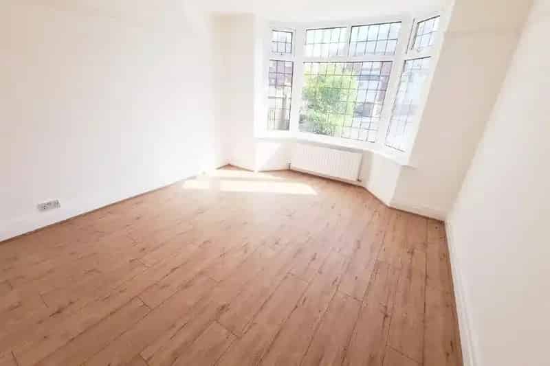 3 Bedroom Semi Detached House For Sale Chain Free