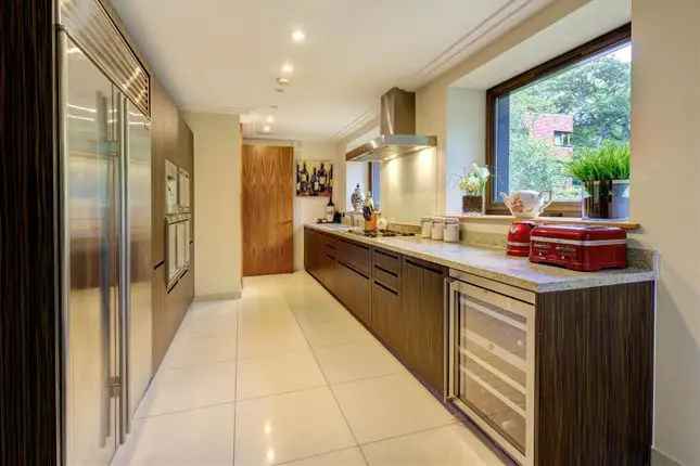 Flat for sale in The Bishops Avenue, London N2