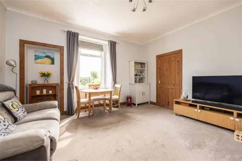 2 Bed Flat - Upper with 1 Reception Room