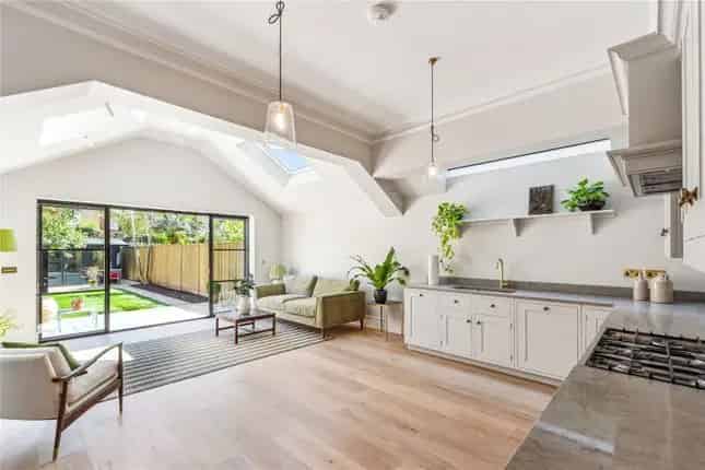 Ground Floor Flat for Sale in Barnes Village London