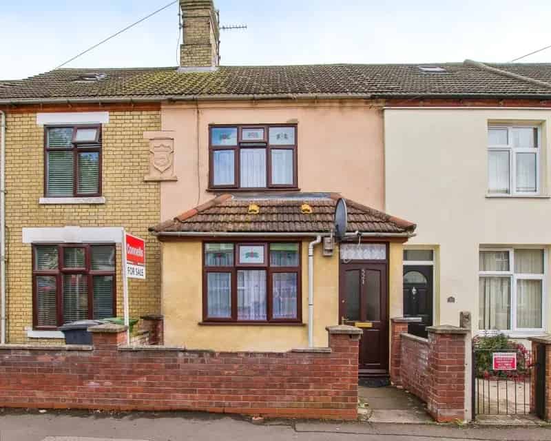 3 Bedroom Mid-Terraced House Near Schools and Amenities