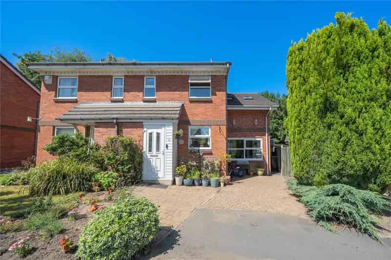 Family Home near Playing Fields 3 Beds 3 Reception Rooms