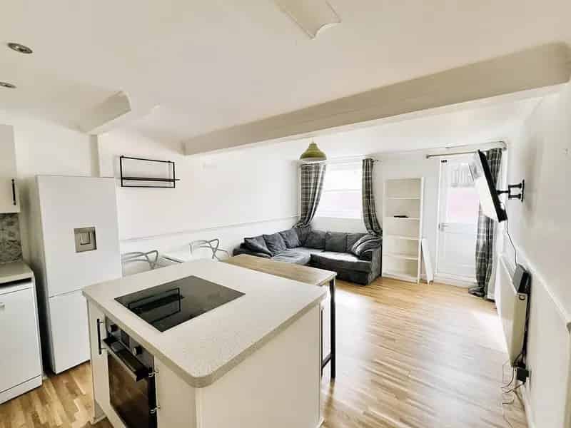 2 Bedroom Seafront Apartment Brighton