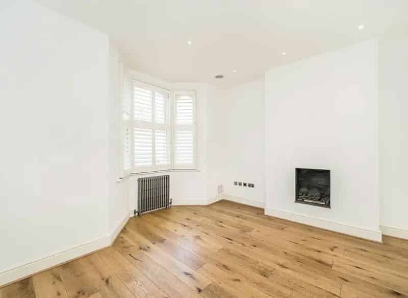 Four Bedroom House with Garden Modern Fittings