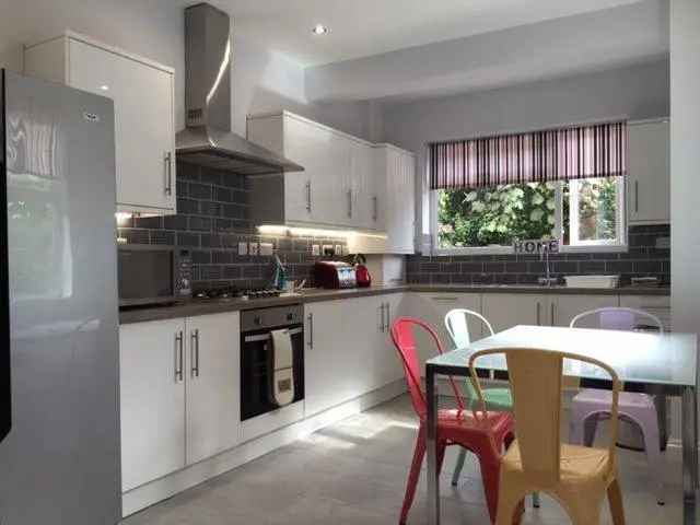 6 bedroom semi-detached house to rent