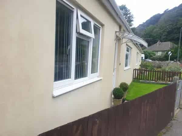 Lovely Village Bungalow Near Shops and Amenities