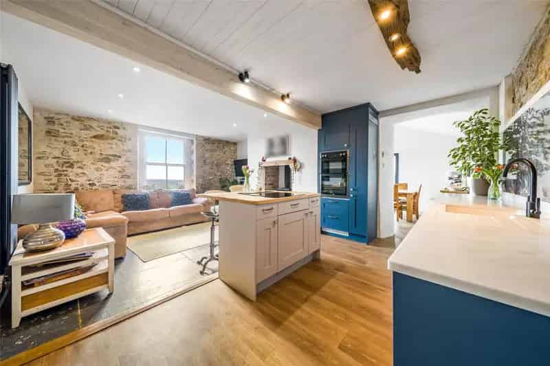 6 Bedroom Detached Farmhouse with Cottage and 3.5 Acres